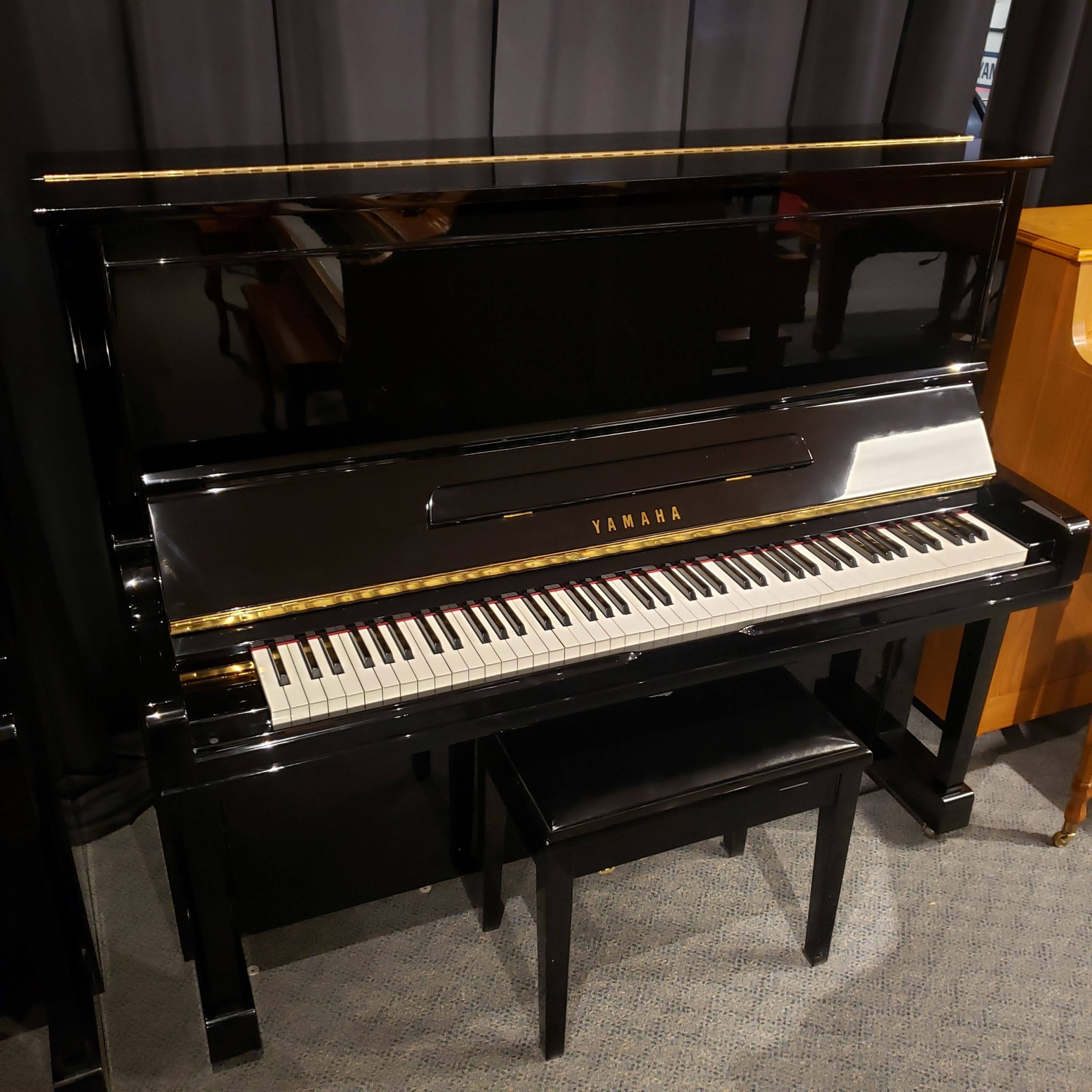 Yamaha U300 52