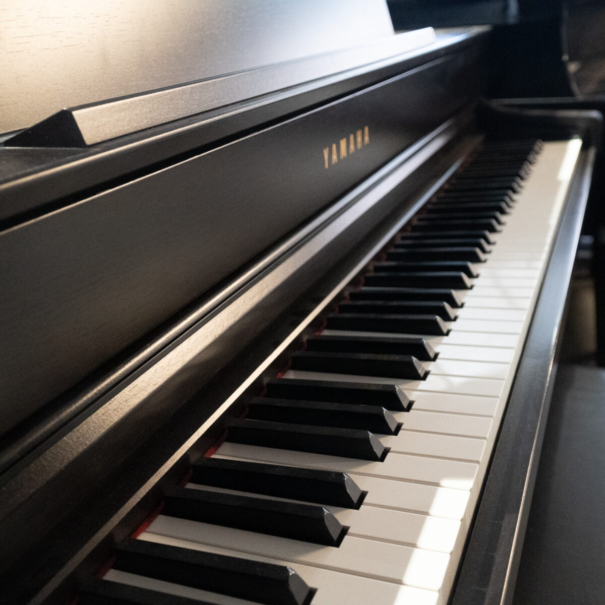 Yamaha CLP-745 Upright Digital Piano