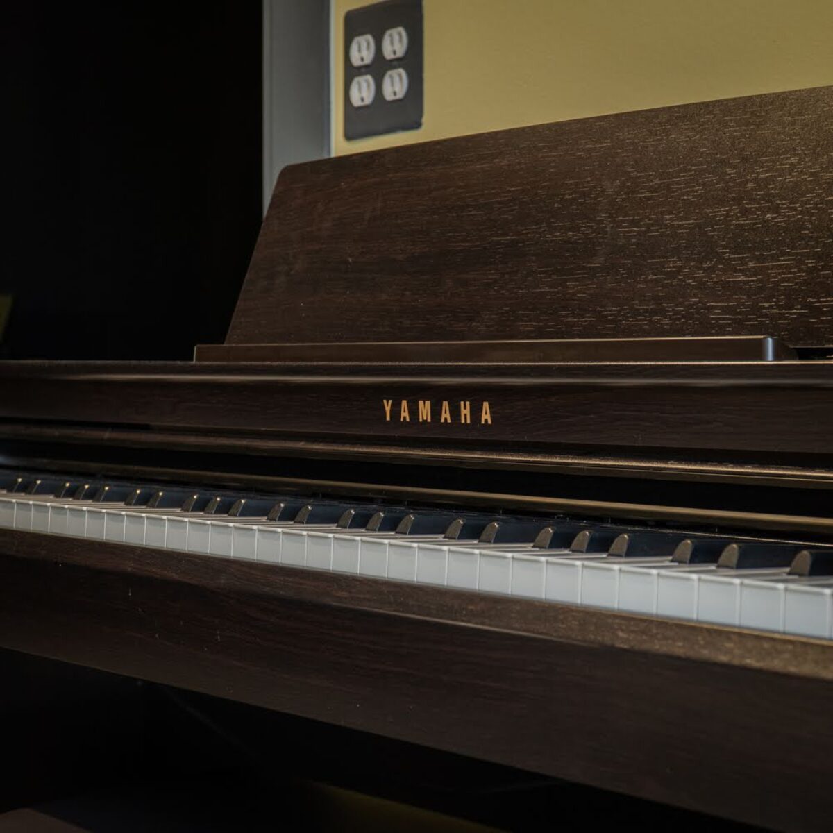 Yamaha CLP-825 Upright Digital Piano