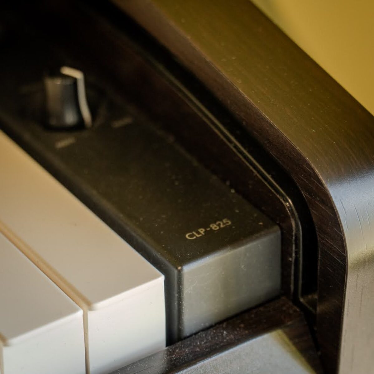 Yamaha CLP-825 Upright Digital Piano